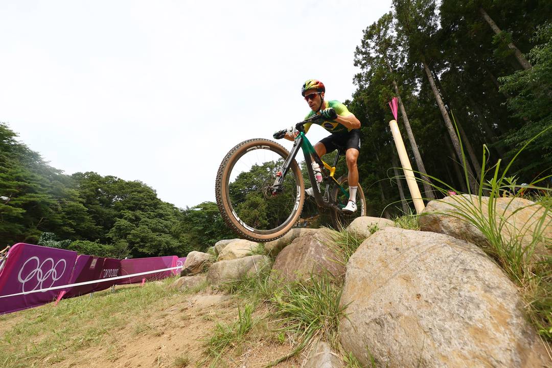 lagesdiario's tweet photo. Brasileiro Henrique Avancini 🇧🇷 está liderando a prova do ciclismo de mountain bike faltando nove minutos para o fim da prova. #olimpiadasnold #tokyo2020 #ciclismo 
📸Matthew Childs / Reuters https://t.co/AxsMs7KupS