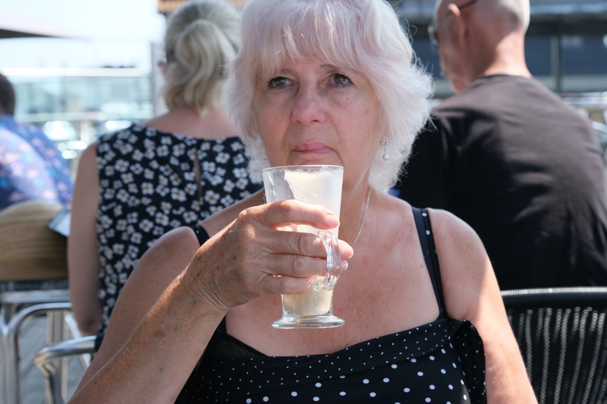 ian_hulf's tweet photo. I couldn’t resist a peep inside, So we went for a coffee on the decking outside, Where the sun was shining whilst it was high tide, But the bar caught my attention, it was a beauty and built with pride…#IansOriginalView #OldLeigh #Southend #FrontLineWorkersCare https://t.co/5wpIOgjsg2