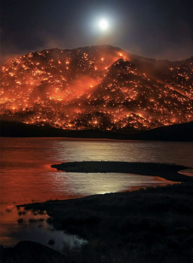 konstructivizm's tweet photo. The moon rising over a hill in California, engulfed in a wildfire
By konomashi https://t.co/6heQoGWmTk