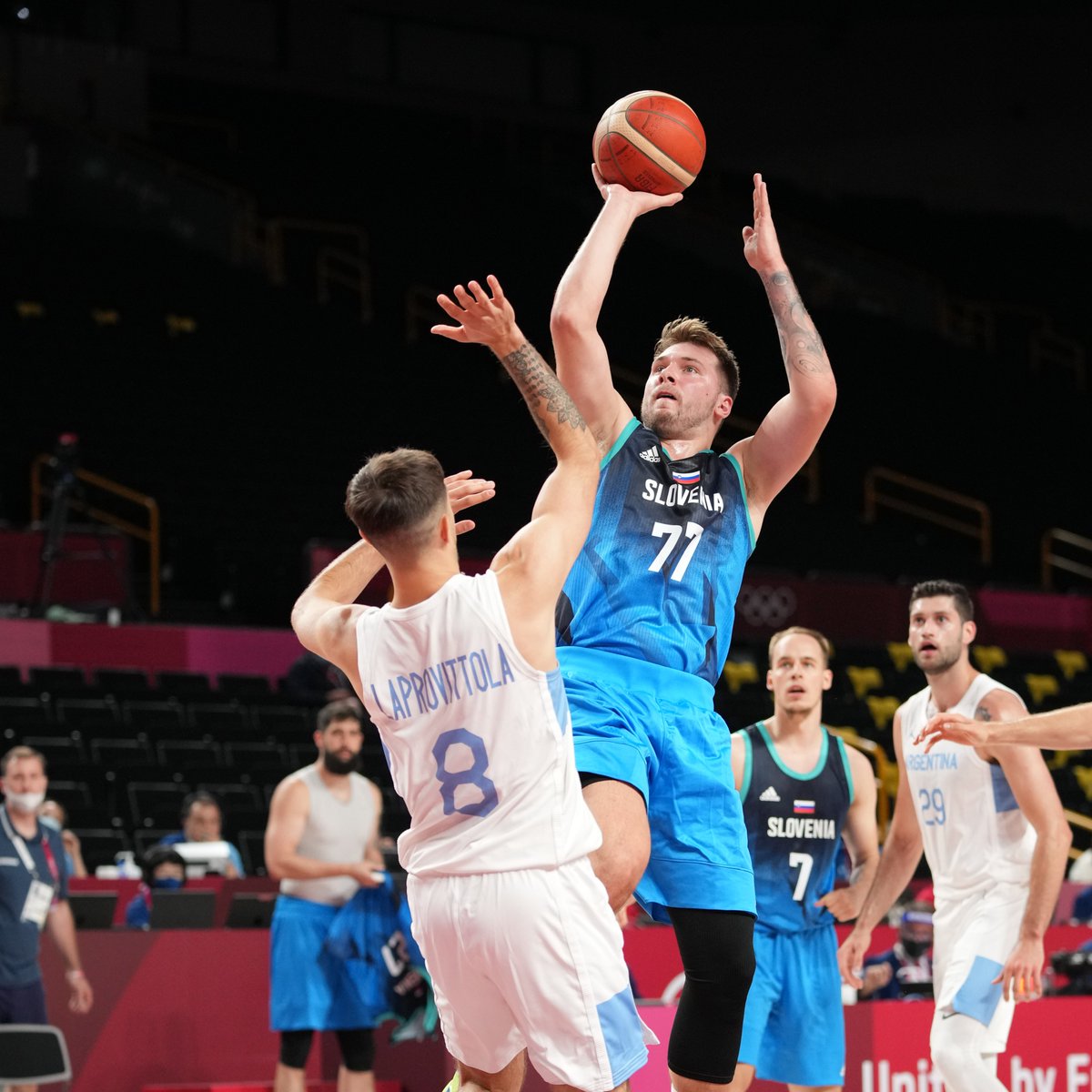 LockedOnMavs's tweet photo. 48 points 
11 rebounds
5 assists
1 Signature Tech
+ 34
W https://t.co/sM4QBg1fSY
