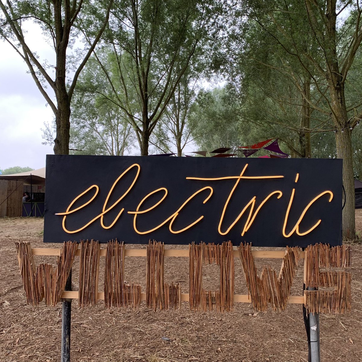 katemclean's tweet photo. Thank you @StandonCalling for a brilliant atmosphere - brilliant #festivalexperiemce and #smellwalk uncovering a unique set of #festivalsmells - #hay #greengrass #caramelisedalmonds #urinals #handsanitiser #woodsmoke #sawntimbers #chlorine #guyropes #IPA #strawberries #people https://t.co/QYfHaJBJ73