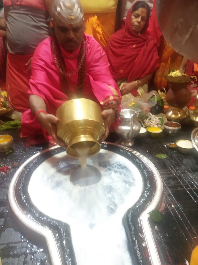 AacharyRupesh's tweet photo. ऊँ त्रयंवकंयजामहे सुगंधिमपुष्टिवर्धनम् उर्वारूकमिववन्धनात मृत्योर्मुक्छियमामृतात् सावन मास की प्रथम सोमवार की अनंत सुभकामनाएँ जय भोलेनाथ 🙏💐 *अपनी "ताकत" पर लोग इतना, क्यों इतराते है ।*
*दरवाजे उनके भी टूटते है जो "ताले" बनाते है।l*

                🙏सुप्रभात🙏हर हर महादेव🙏💐 https://t.co/fxhoYbnCxo
