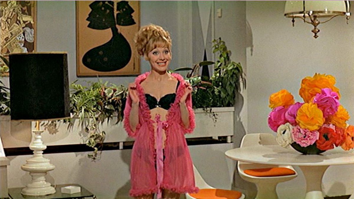 This reminds me the apartment of my dreams - the one owned by @CarryOnJacki in Carry On Loving, has prints of Beardsley's Salome - including a mirrored double of The Peacock Skirt. Production designer was Lionel Couch, twice Oscar-nominated but almost totally unresearched. https://t.co/1xR6NQfUGI https://t.co/0WL7CxNbQ5