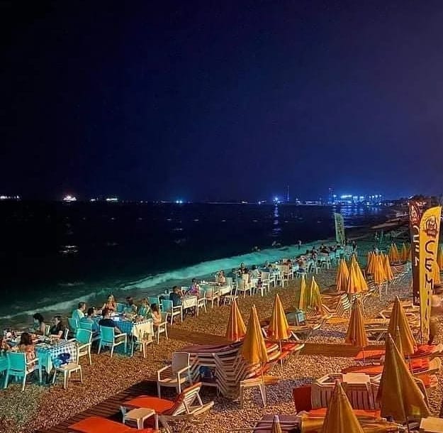 Antalya'da ne zamandan beri Konyaaltı Sahilinde denizin içine masa atılabilir oldu? Bu görüntü güzel mi? iyi mi?  karavanlar desen sahilde kaldırımda yaşıyor.  lütfen isteyen üstüne alınsın ve görevini yapsın.