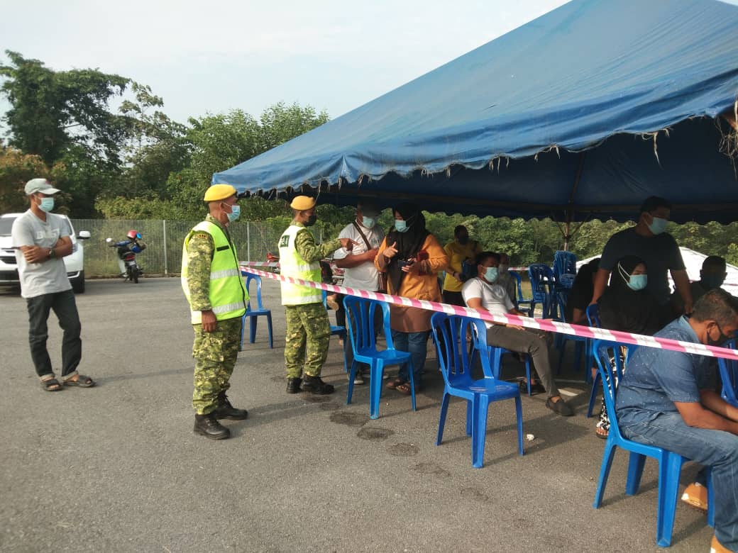 Penugasan RELA di 3 PPV Temerloh

🏠 Tloh, Lancang &amp; Kerdau

26 Julai 2021 

💉 mbntu proses klncaran pgunjung utk mdptkn vaksin serta agensi lain yg trut hdir utk mlksanakn prgram Vaksin

<a href="/relamalaysia/">relamalaysia</a> <a href="/Rela_Pahang/">RELA PAHANG</a> <a href="/yahyakgc/">Yahya Sulaiman</a> <a href="/abdaziz_sidi/">aziz</a> <a href="/PrdTemerloh/">PRD Temerloh</a>