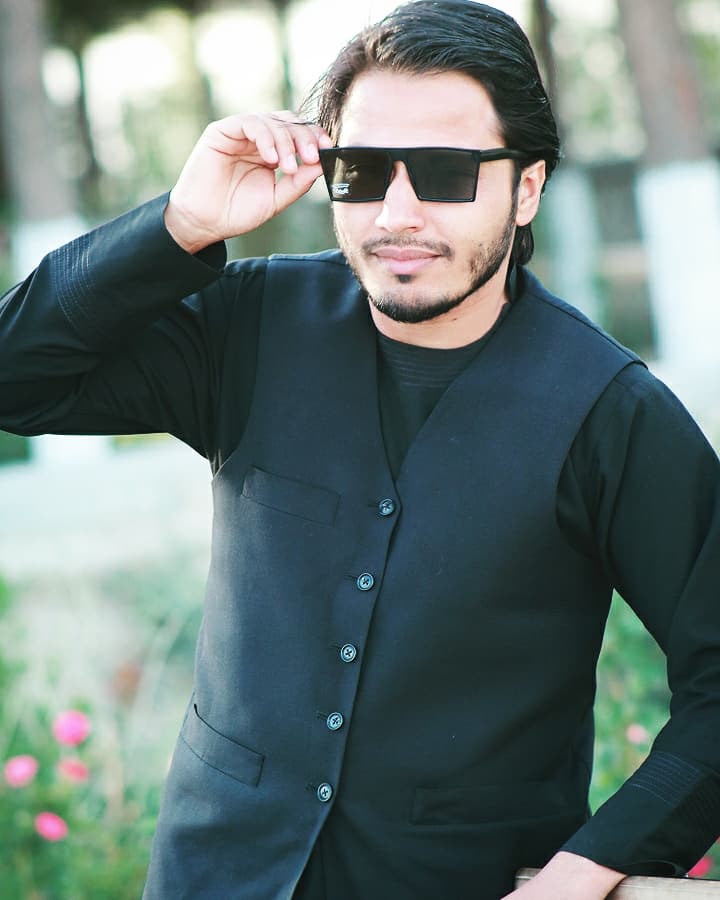غم پکې ډیر دی د خندا پکې درک نشته
ژوند ښکلی دی خو د ښکلا پکې درک نشته