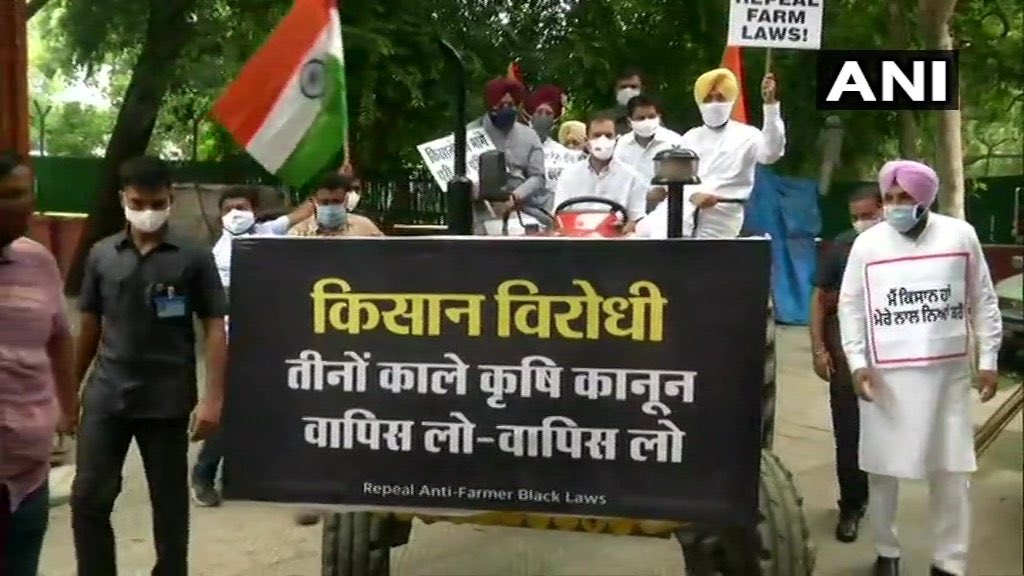 KisanEktaMarch's tweet photo. लुटियन ज़ोन के बंगलों में ट्रैक्टर 🚜 !

ट्रैक्टर किसान का टैंक है। यह टैंक अब संसद और सांसदों के बंगलों में आधिपत्य जमा रहा है। यह #FarmersProtest और #KisanSansad का असर है।

देश ट्रैक्टर विरोधी सत्ता को कभी बर्दाश्त नहीं करेगा।

#MahilaKisanSansad https://t.co/vMdNrgN3MY