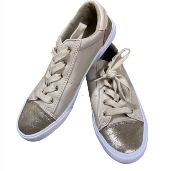 pdyer0612's tweet photo. So good I had to share! Check out all the items I'm loving on @Poshmarkapp from @IKreminskiy @CottageVarvara #poshmark #fashion #style #shopmycloset #sperry #unisa #express: https://t.co/OwpWj58rYG https://t.co/QToRmtUpOf