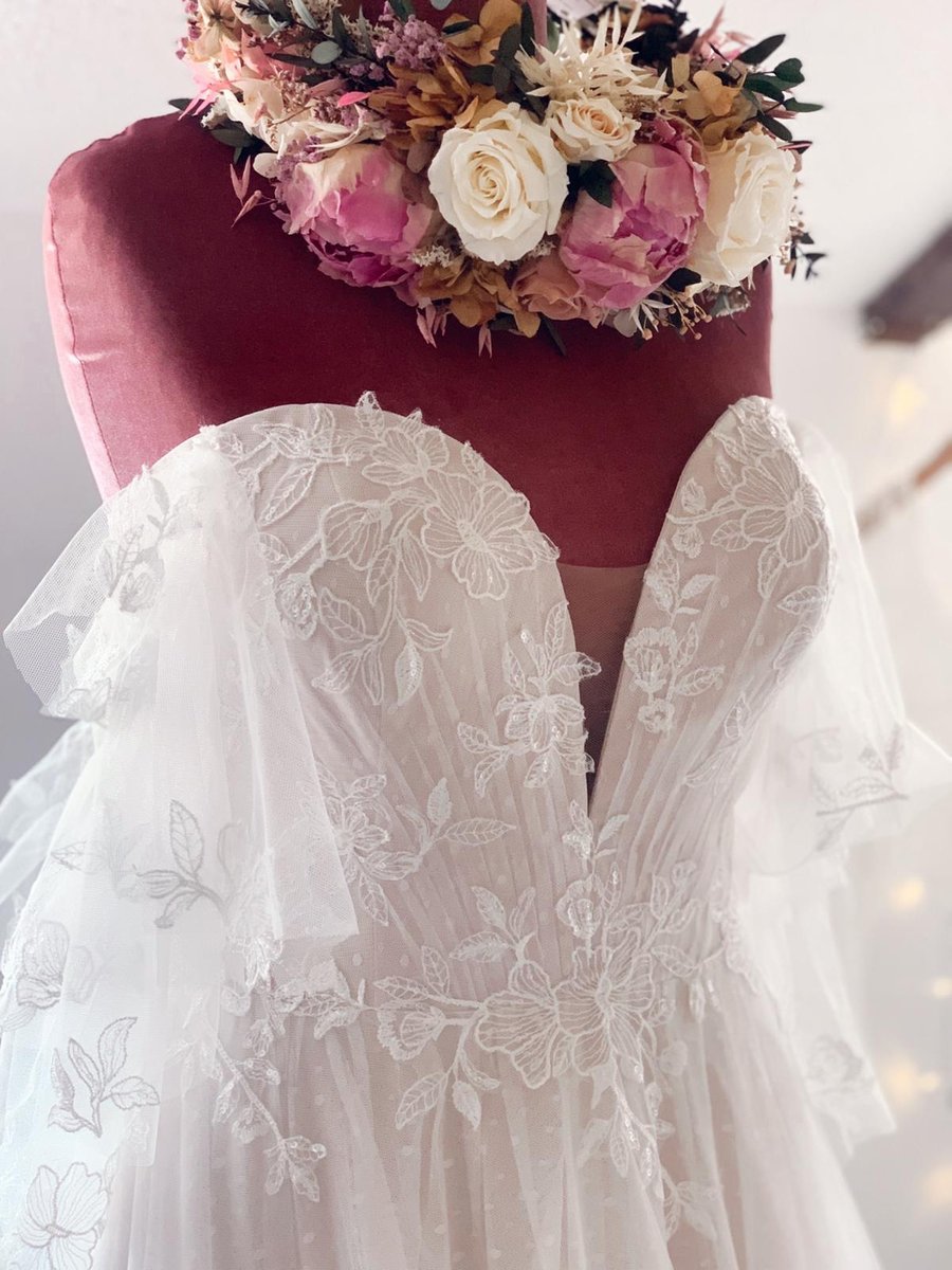 ✨ HELLO MONDAY 💫

A new week, and not just any week, this is our @madilanebridal Trunk Show week

Gowns will be arriving over the next few days 💕 Only 2 appointments available on Saturday 💕 Follow our stories this week for the gowns we’ll be showcasing at our event �