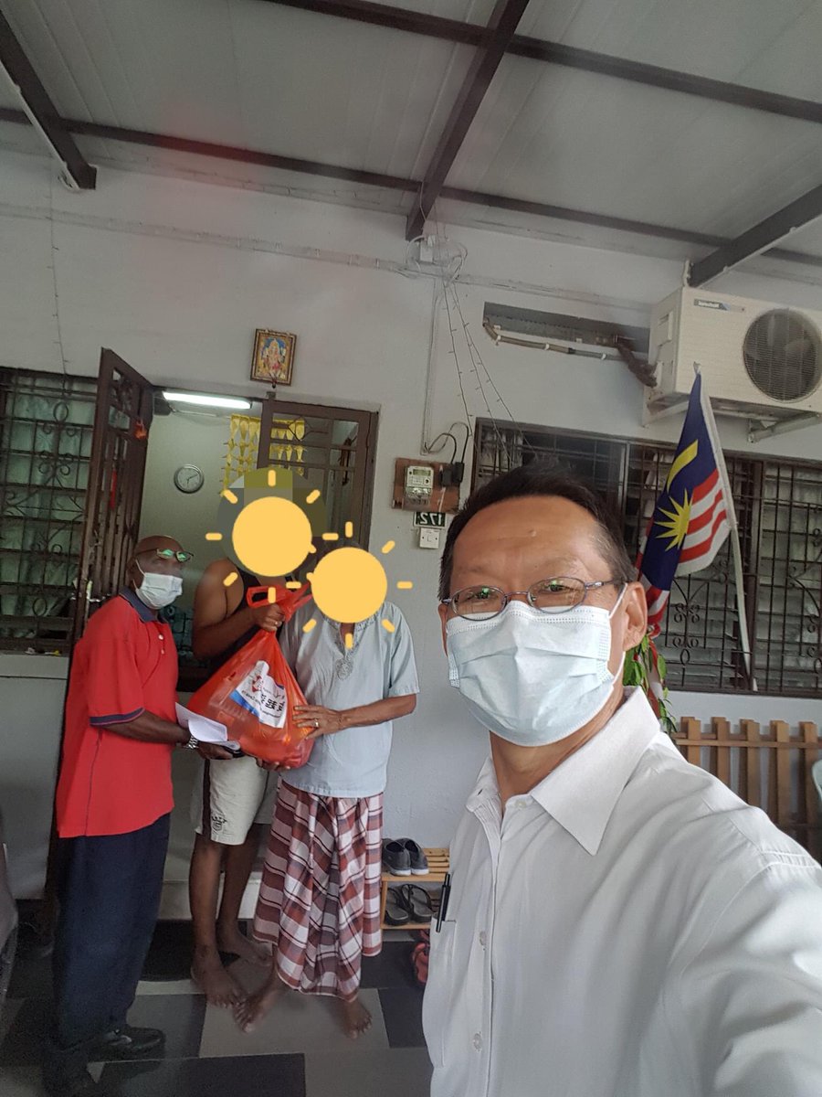 Timb Bendahari Mca Gopeng Bersama2 Dgn Encik Guna Dari Mic Yang Juga Penyelaras Pru15 Dun Simpang Pulai Telah Respon Kpd Keluarga India Yang Putus Bekalan Semasa Cmco Emco Johnson Low Https Www Facebook Com 100024458029574 Posts 982402395918352 D