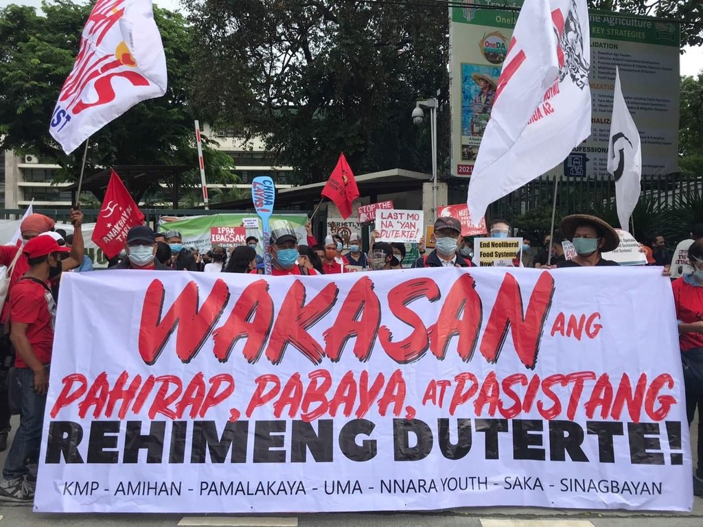 PilipinasSaka's tweet photo. ATM: Sa huling SONA ni Duterte, ikinasa ang kilos-protesta ng iba't ibang grupo sa UP Diliman. Bago nito, tumungo ang sektor ng pesante sa pangunguna ng Kilusang Magbubukid ng Pilipinas sa harap ng Department of Agriculture upang kalampagin ang inutil na ahensya. https://t.co/0r3WXfHfPT