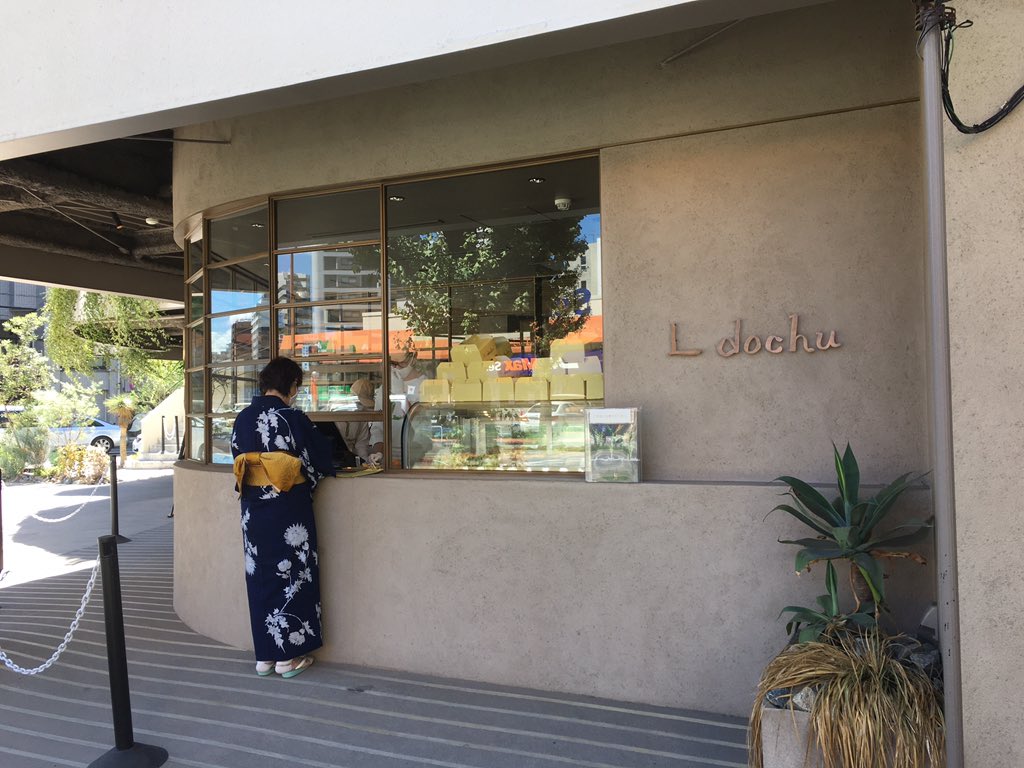 amnesia_koji's tweet photo. アマムダコタン、ヒラコンシェの平子シェフのプロデュースのシューマリトッツォのお店、だそうです。
左側のは煮卵が入ってます。バルサミコ(だったと思う)で味付けされた卵と生クリームが合っていてビックリ❣️
右のは、生クリームが旨すぎて秒で完食😋
#Ldochu
#美野島 https://t.co/iFamV7TlDy