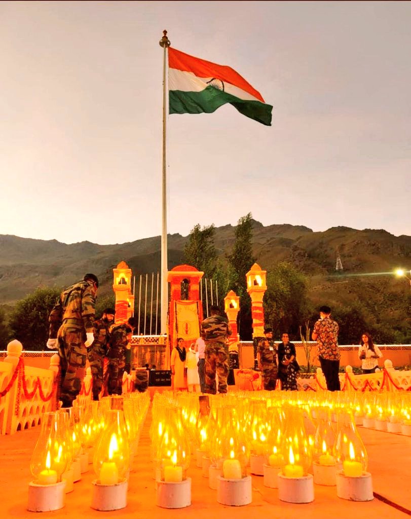 anujsiwach_4's tweet photo. 🇮🇳।।Jai Hind ।।🇮🇳
Tributes to the brave soldiers of India who made the ultimate sacrifice in the line of duty to defend the integrity and sovereignty of our Nation.🙏💐🇮🇳 #KargilVijayDiwas #IndianArmy  #JaiHind #KargilVijayDiwas2021 https://t.co/zFxN1tHErA