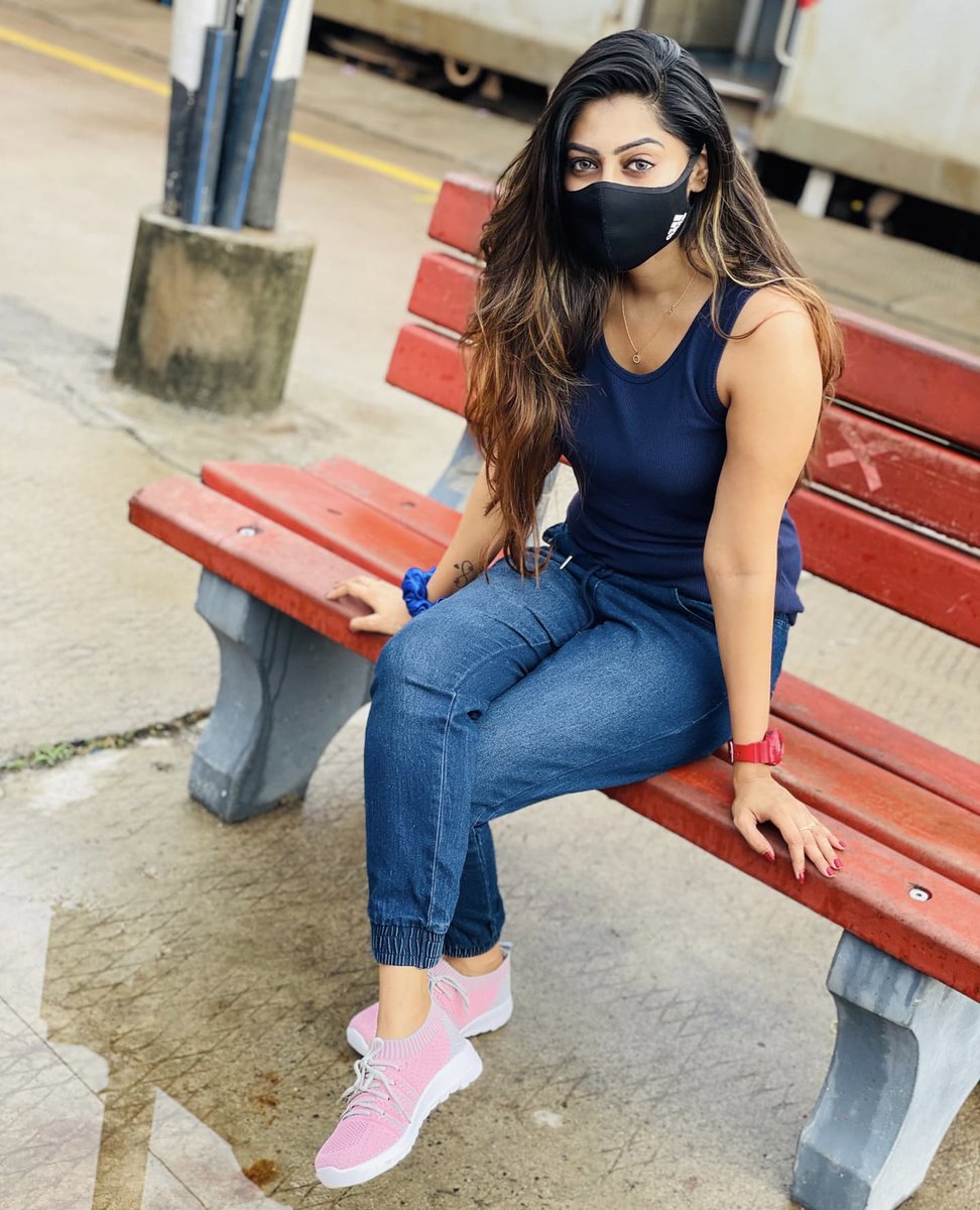 Gkuhasini's tweet photo. Real girls are never perfect and Perfect girls are never real 😁
.
#Kuhasini #traveldiaries #travelphotography #travelblogger #casualoutfit #casualphotography #beingme #maskforface #positivevibes #morningmood #longhair https://t.co/XIrtKczBEU