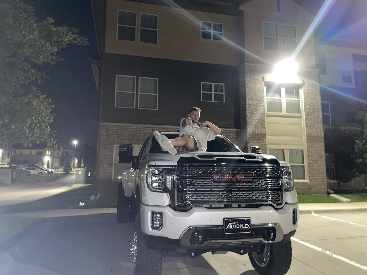 D_Breezy10's tweet image. S/O to my good friend Olivia for capturing me with this absolute unit last night. Might have been the biggest lifted truck I’ve scored so far. You could smell the winter mint Copenhagen coming from this bad boy a mile away! #chew #copemint #lifted ##