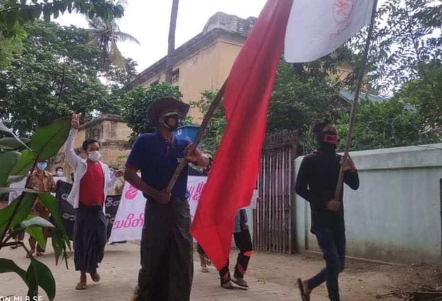 Residents in #Pakokku Tsp marched to against Military Regime on July26.
LET US BREATHE
#StopSACFromRobbingO2 
#WhatsHappeningInMyanmar 
#July26Coup