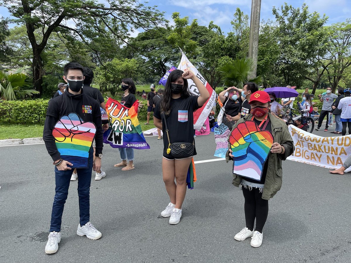 mmprideorg's tweet photo. MMPride joins today's #SONA2021 mobilization in UP Diliman. 🏳️‍🌈✊🏽

#WakaSONA
#DuterteWakasan https://t.co/isLQtW4A62