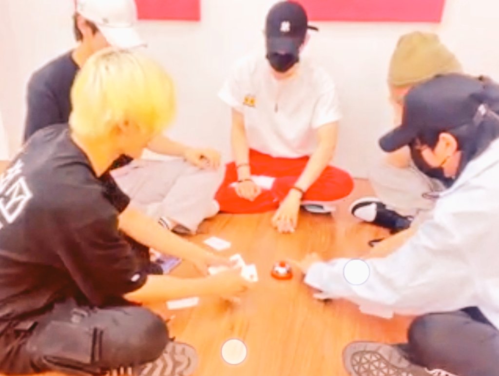 ansari_shamrin's tweet image. Sungsub clicking bell with pinky finger....Ahhhhh... So cute, 😍😁🥰🥰🥰💙💙💙💙💙💙💙 sungsubfanfromINDIA 🙋🏻‍♀️🍪🍪🍪🍪🍪