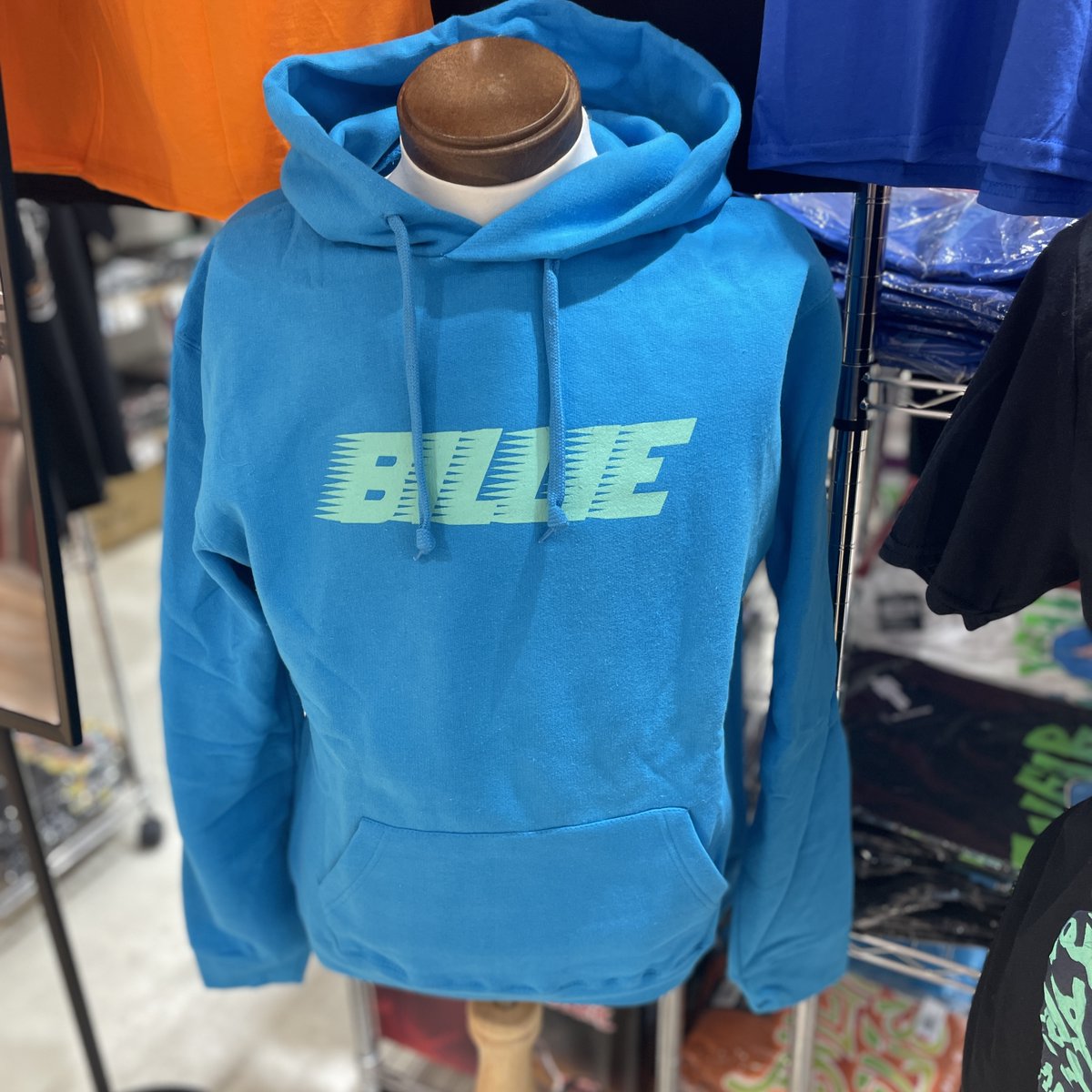 PgsStore's tweet image. #ビリーアイリッシュ POP-UP STORE　今週金曜までです❣
暑い日が続きますが、パーカーも人気ですよ☺
バックプリントには #blohsh も主張🙍

Billie Eilish 2ndアルバム『Happier Than Ever』発売記念
POP-UP STORE by PGS Z
期間：7月30日（金）まで
営業時間：11:00～20:00
store.pgs.ne.jp