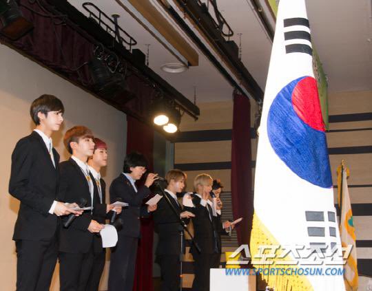 2015shownupic's tweet photo. 151216 셔누 

걸스카우트 위촉식 선서 기사사진 전신샷 
#MONSTAX https://t.co/m8hCm6D5vK