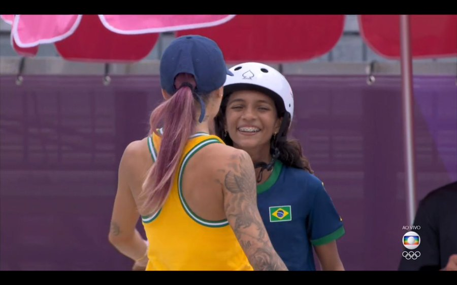 ZAMENZA's tweet photo. A ídola que virou amiga e companheira de disputas. 
Letícia ❤️ Rayssa. #Tokyo2020 #skateboarding https://t.co/aIGSV4HzNf