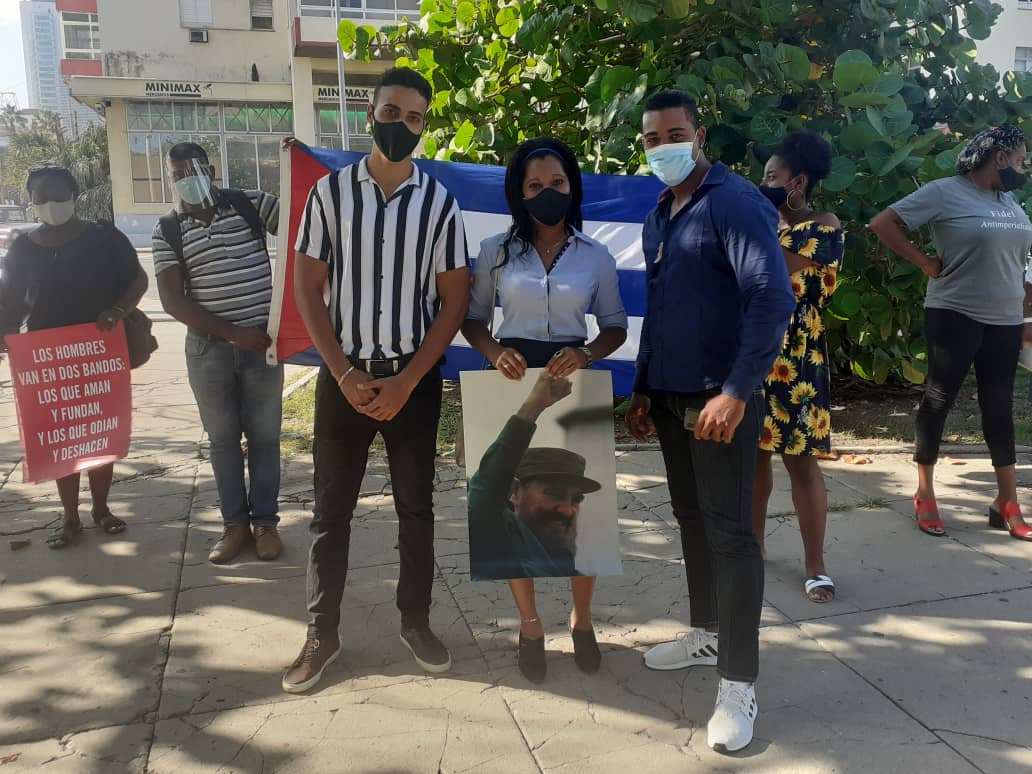 AlimportA's tweet photo. En el día de hoy jóvenes trabajadores ejemplares de la Empresa #Alimport, recibieron reconocimientos por su labor: la entrega del Carnet que lo acredita como militante de la #UJC y la condición "Jóvenes por la vida". Felicidades!!! #Somos continuidad 🇨🇺 💪❤ https://t.co/SH8T7dZnDb