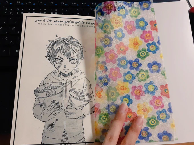 実はもう6月末に8月イベント関連の諸々の入稿を済ませてたので既に見本誌が手元にあるのですが、相変わらず原稿データの作り方わかってなくて読み辛いとか凡ミスとかあるんですけど、この本の為にあるのか?て遊び紙が本当にいい仕事してくれててHAPPYな仕上がりになりました🌸 