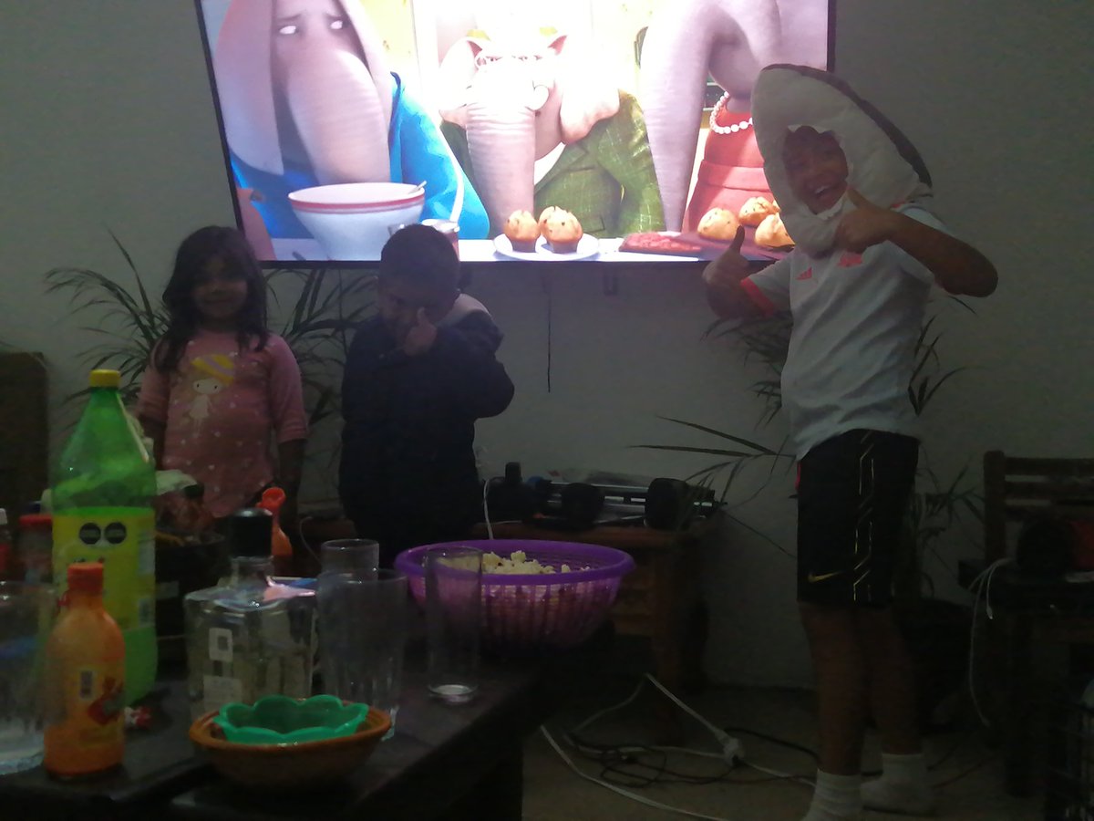 z4th3j0's tweet photo. #MeAtrevoA ver sing comiendo palomitas en #canal5 https://t.co/YzSRATv21o