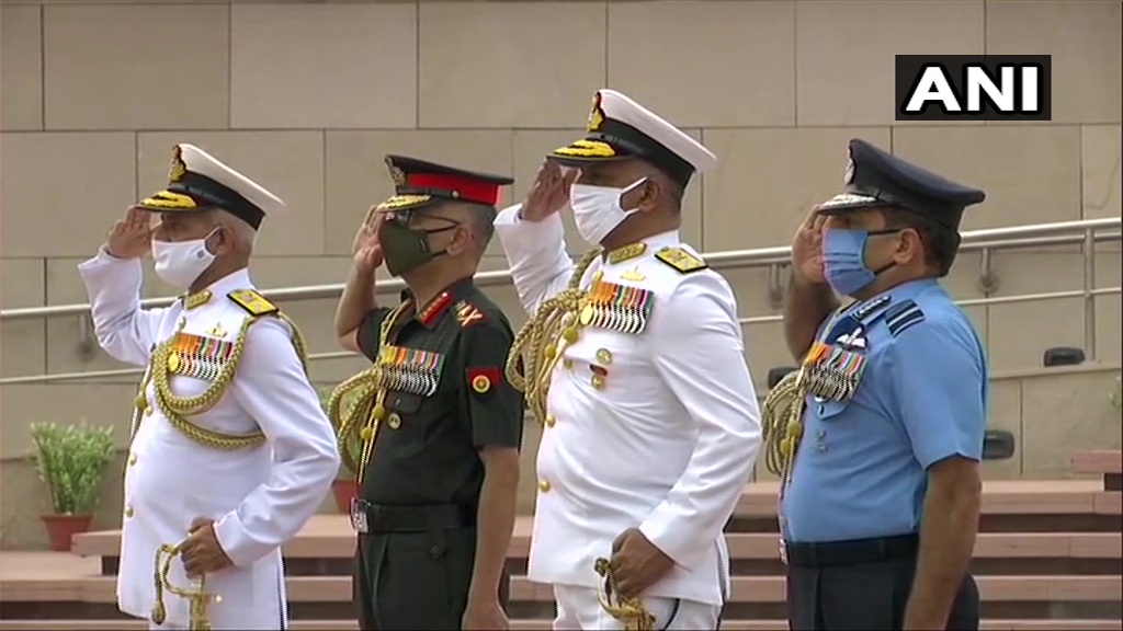 ANI's tweet photo. Army Chief General MM Naravane, Air Force Chief Air Chief Marshal RKS Bhadauria, Navy Vice Chief Vice Admiral G Ashok Kumar, and CISC Vice Admiral Atul Jain pay tribute at National War Memorial in Delhi, on the occasion of #KargilVijayDiwas2021 https://t.co/1GY0L0hUXs