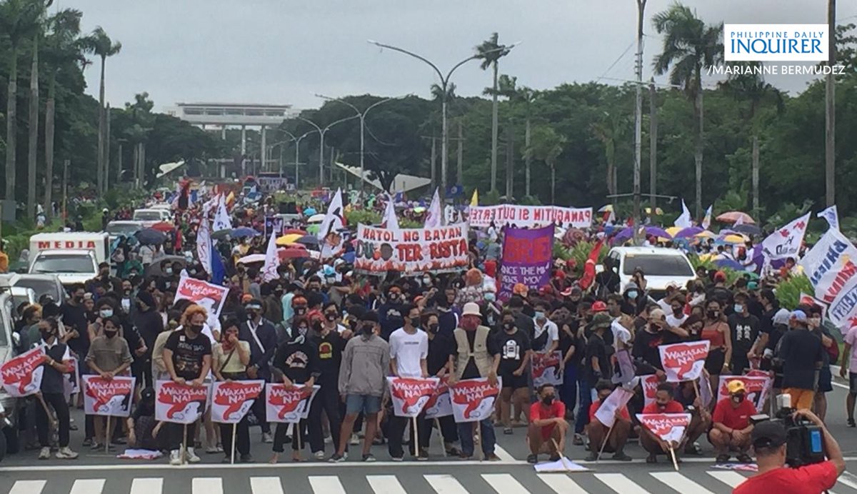 inquirerdotnet's tweet photo. LOOK: Protesters gather at the University Avenue in UP Diliman on July 26, the day of President Rodrigo Duterte's last SONA. | 📷Marianne Bermudez/INQUIRER https://t.co/lzfDuVs517