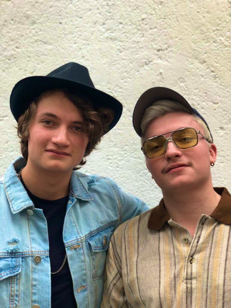 azolotto's tweet photo. Pero OJO si cambio lifestyle si me puedo ver viejo y acabado como en esta foto@de la época YOBS con mi hermano https://t.co/14Qp17gyXp