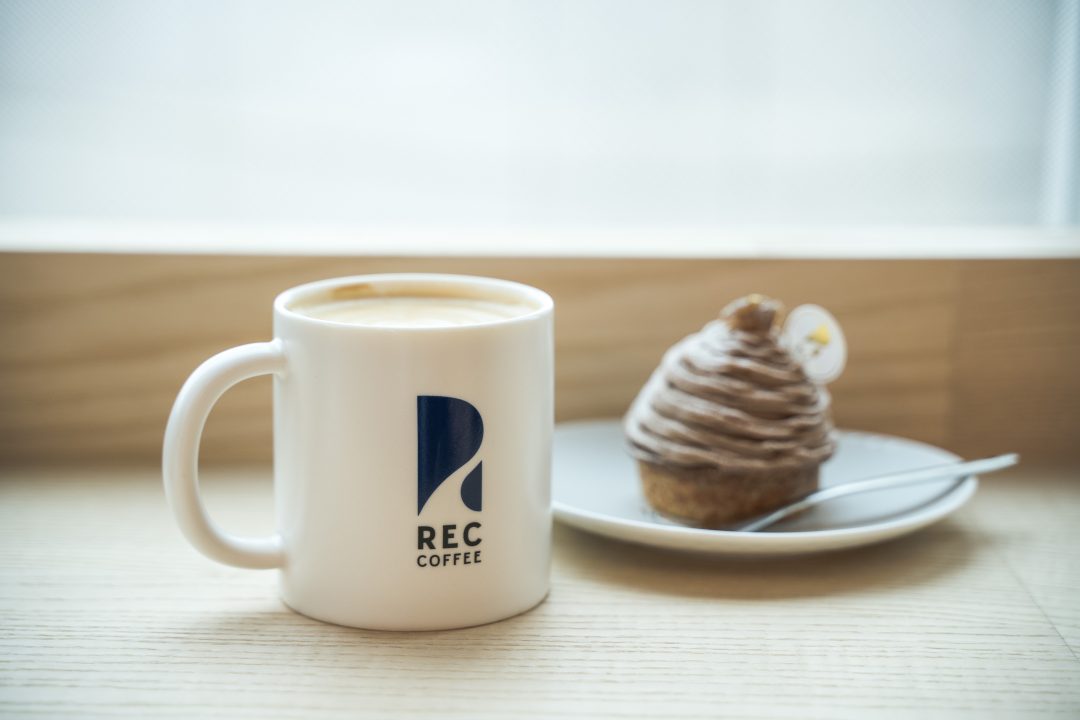 「REC COFFEE(レックコーヒー)」
店内で使用されるマグカップは
REC COFFEEと安達窯のコラボレーションで、
柔らかな羊脂白釉が優しい白・マットな質感を持ち、
コーヒーの色味もお楽しみ頂けます。
✸REC COFFEE pse.is/3k86xj
✸羊脂白釉製品のご購入 reurl.cc/xg8W8E

#台湾