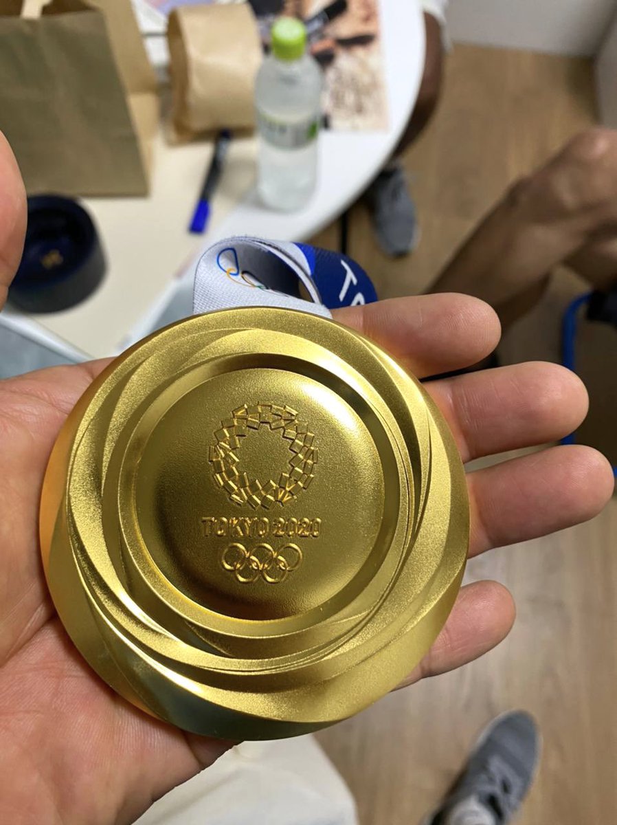 #JuegosOlímpicosTokio2021 🥇🇪🇨🚴

Con orgullo Richard Carapaz 🚂 muestra el diploma y la medalla de oro lograda en los JJOO. 👏👏👏🥇🚴🇪🇨🚂

#OroOlímpico 
#CarapazDeOro