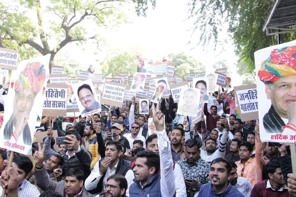 AnilMee42608145's tweet photo. *सत्ता के शिखर पर उभरता एक सितारा: राजनीति की अग्नि परीक्षा में तप कर कुंदन बने “रघु शर्मा”*

*-26 जुलाई को चिकित्सा एवं जनसम्पर्क मंत्री डॉ. रघु शर्मा के जन्मदिवस पर विशेष*

https://t.co/t1c6dYX1Jm https://t.co/Ys25K2HCGY