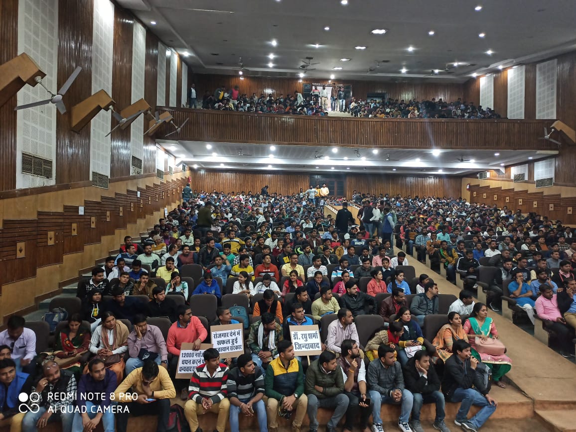 AnilMee42608145's tweet photo. *सत्ता के शिखर पर उभरता एक सितारा: राजनीति की अग्नि परीक्षा में तप कर कुंदन बने “रघु शर्मा”*

*-26 जुलाई को चिकित्सा एवं जनसम्पर्क मंत्री डॉ. रघु शर्मा के जन्मदिवस पर विशेष*

https://t.co/t1c6dYX1Jm https://t.co/Ys25K2HCGY
