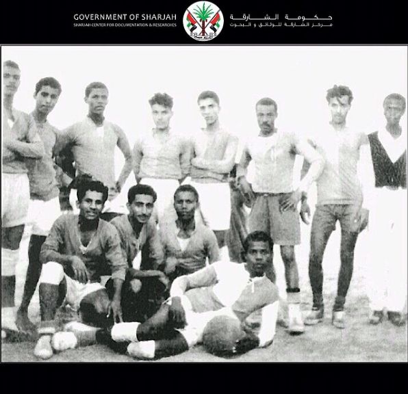 صورة من #التاريخ_الإماراتي لفريق نادي الشعب عام 1963 ومن بينهم الشيخ سلطان بن محمد القاسمي
buff.ly/2ULHK3V