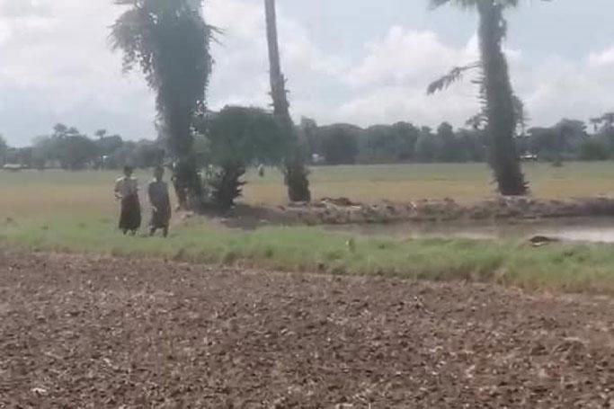 MizzimaNews's tweet photo. #Military says it will kill #arrested villagers if others do not #return | Mizzima #Myanmar News and Insight https://t.co/L0UDR6XzXN https://t.co/ZiGGvSas0c
