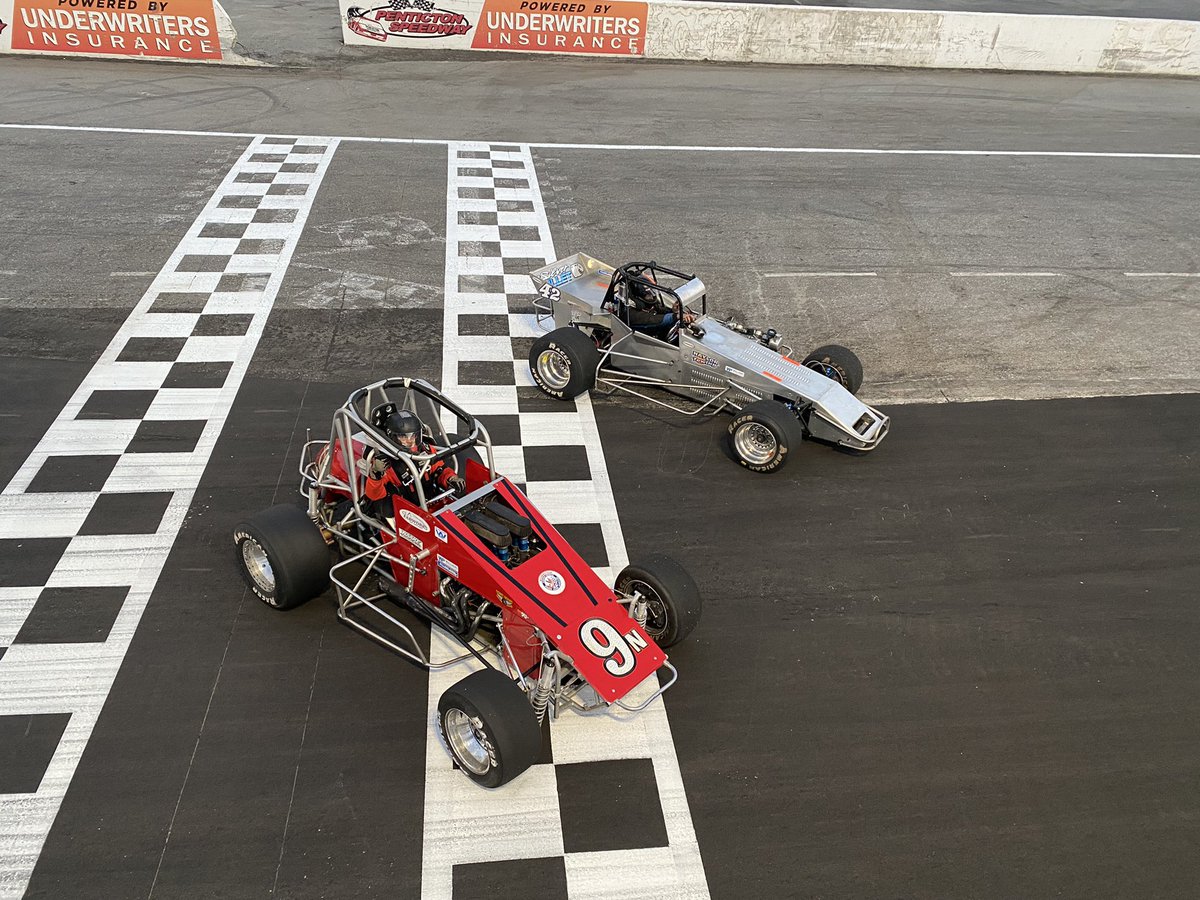 pentictonspeed's tweet photo. Top two finishers in the Sprint Car Series gesture tonight, Jim White wins followed by Matt Stephenson 

#sprintcar #sprintcars https://t.co/Xby35wu7Sc