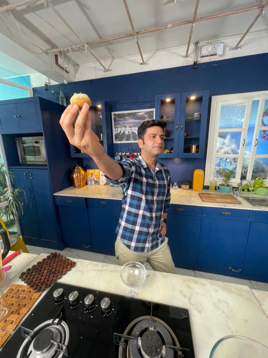 ChefKunalKapur's tweet photo. Ek golgappe ki kimat ___________? ( Complete this caption wrong answers only 😂)

#chefkunal #KunalKapur #foodie #food #wronganswers #golgappelovers #streetfood #foodlove #foodmood #mood #mondaychallenge #mondaythoughts #mondayspecial #foodiesofindia #indianfood #indainrecipe https://t.co/cRqtZhcfMN