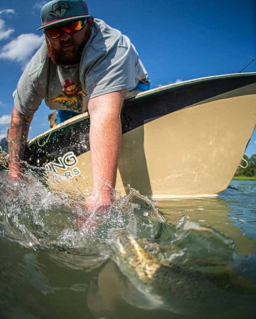 OutFlyFishing's tweet photo. Always nice when the fish return the favor and keeps you wet as well! 
#BowRiverFlyFishing
.
.
.
.
.
#KeepFishWet #FamiliesToFanatics #FlyShopLocal  #dayOFF #OutFlyFishing #OFFflyshop #CalgarysFlyShop https://t.co/owiqSIvx8p https://t.co/DbdCVwsfiY