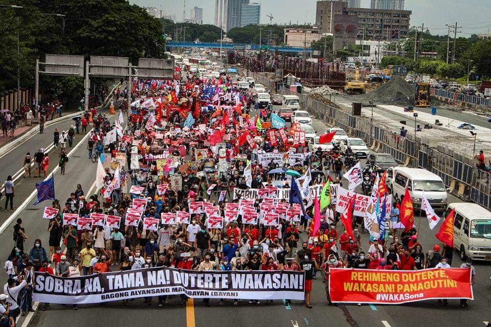 LOOK: Thousands of #SONA2021 protesters now marching along Commonwealth Ave