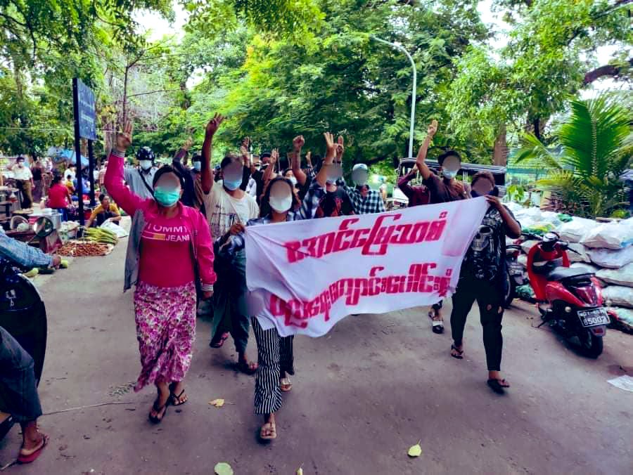 KYITHAR95368969's tweet photo. Despite brutal crackdown by #JuntaTerrorists , anti Military Movement of educational strike was successfully marched at #AungMyayTharSan Tsp, #Mandalay Region. LET US BREATHE #WhatsHappeningInMyanmar #July26Coup #StopSACFromRobbingO2 https://t.co/yB9PW0tYRf