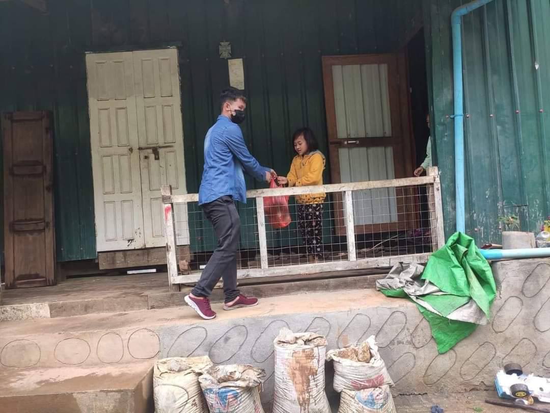 KOSAI96932709's tweet photo. Villages in vicinity donated their products to Falam, Chin State, which is currently under lockdown due to Covid-19 outbreak. LET US BREATHE #StopSACFromRobbingO2 #July26Coup  #WhatsHappeningInMyanmar https://t.co/4Rhv0ozn2K