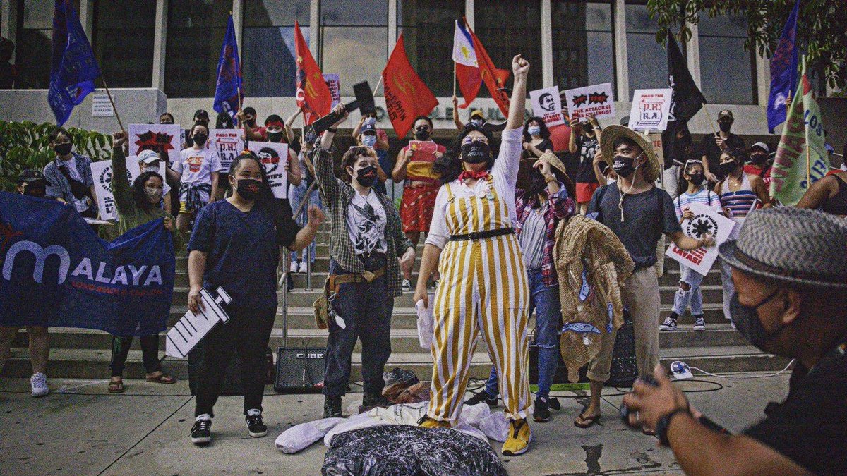 rapplerdotcom's tweet photo. @pama_pil @anakbayanNC @jovenj_ @nujp @patriciakahanap LOOK: Filipino groups gather in front of the Philippine Consulate in Los Angeles on Sunday, July 25, calling for an end to human rights violations, poor West Philippine Sea defense ahead of Duterte's final SONA. #SONA2021 📷: John of @anakbayanla | via @jovenj_ https://t.co/jvXMY06U0l