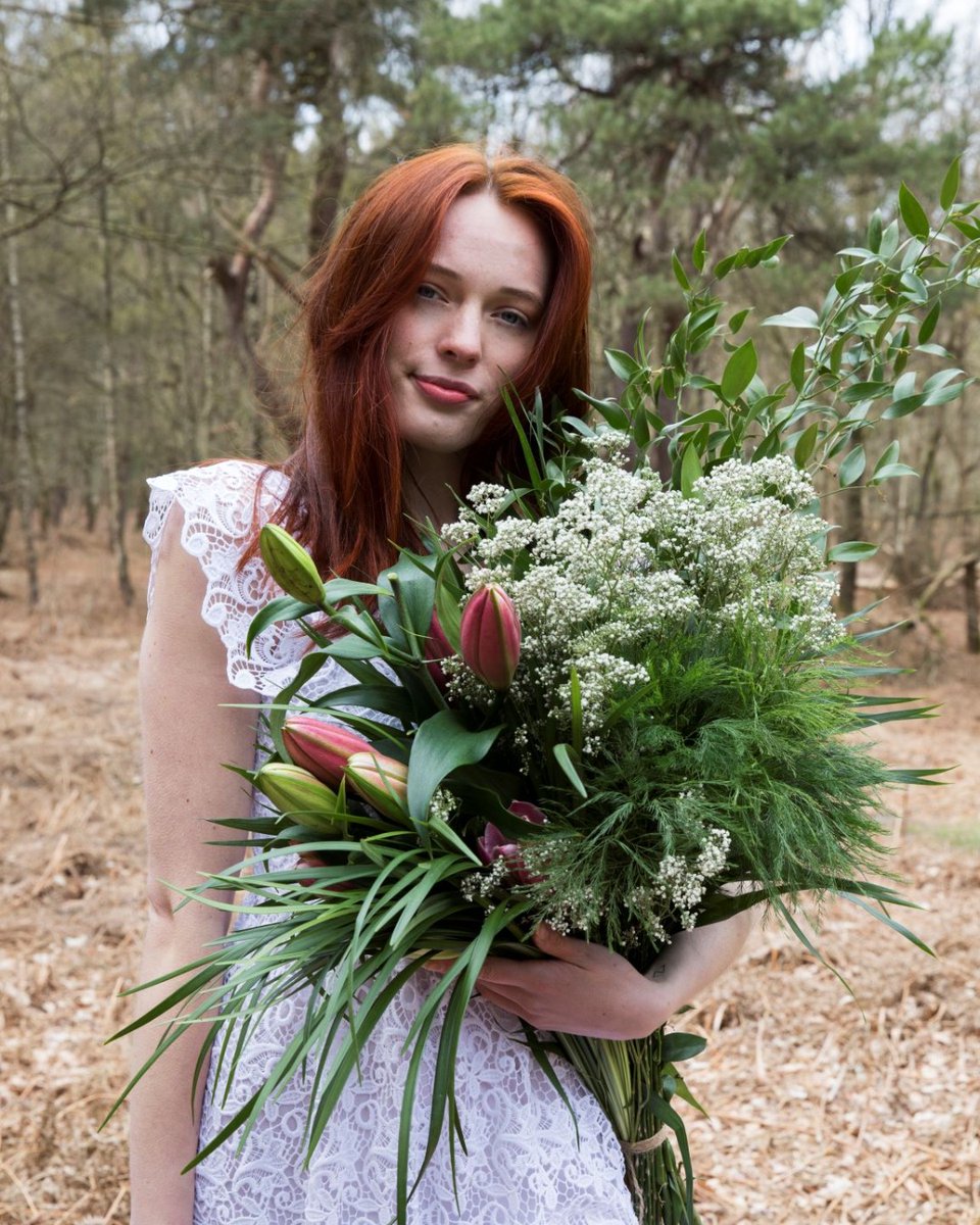Met Gypsophila (oftewel Gipskruid) kun je alle kanten op. Verzorgingstips: verwijder het onderste blad van de bloemstelen en zet Gipskruid meteen na aankoop in lauwwarm water, in een schone vaas.
.
#gipskruid #gypsophila  #gypsophilaxlence