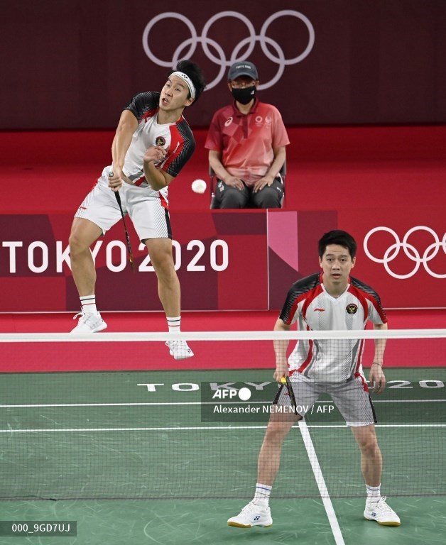 MENANG! 
LOLOS KE 1/4 FINAL

Marcus/Kevin vs Rankireddy/Shetty

21-13, 21-12

Penampilan yg luar biasa impresif, sangat cepat, transisi dr defense ke offensenya mematikan, Kevin sangat atletis, Marcus mampu menjaga stabilitas dgn baik.

Selanjutkan: Lee/Wang. Menang = juara grup!