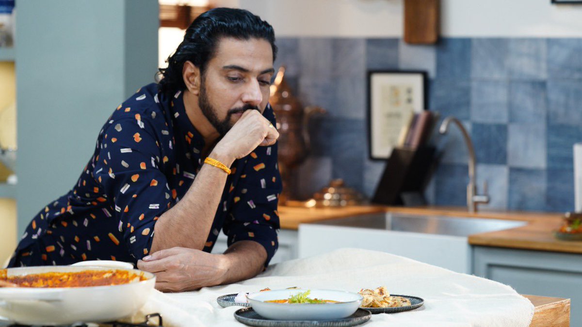 ranveerbrar's tweet photo. Stuck in a "Pehle photo khichne du ya kha lu" kinda situation :p 

#MondayMood #MondayVibes #MondayBlues #Monday #FoodRecipesWithRB #FoodStoriesWithRB #RanveerBrar #Chef #StayHomeStaySafe #WearAMask https://t.co/PaN3z81qVL