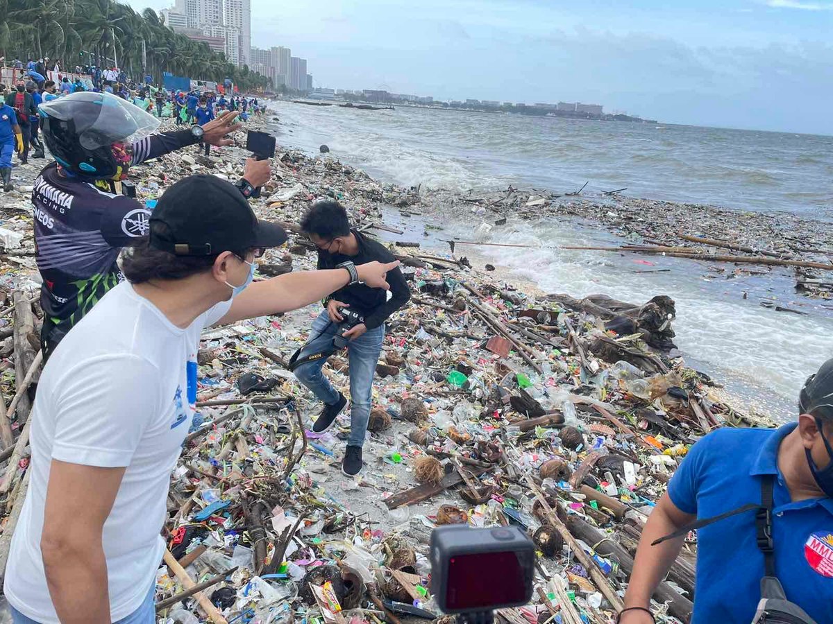 newswatchplusph's tweet photo. LOOK: MMDA conducts cleanup operations at ‘Dolomite Beach’ and parts of Manila Bay.

Lots of trash were swept into the bay due to monsoon rains these past few days | @RexRemitio 

📸 @MMDA https://t.co/dz7glWEjYD