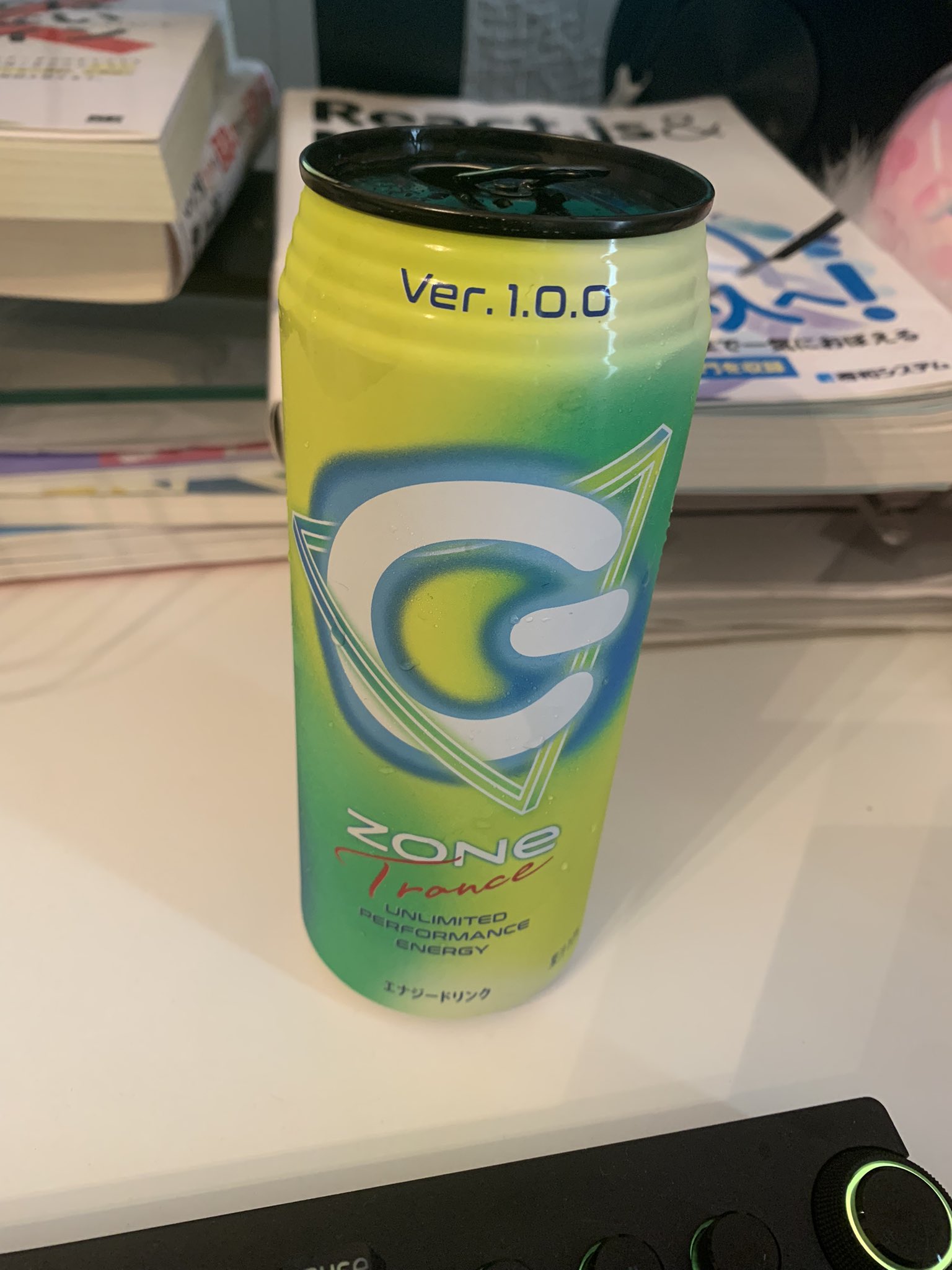 تويتر Azusa Bass Webクリエイター على تويتر Zoneのトランス味 凄ーく懐かしくて不思議な味 子供の時にクレヨンかクーピーを食べてしまいお母さんに口の中を洗われた時の事を思い出した あの時の味に似てる 二口しか飲めなかった でもこれの黒い缶のは好き