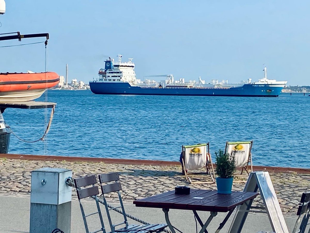 echteheldenkiel's tweet photo. Abendessen in #kiel am #tiessenkai vor den Schleusen zum #nordostseekanal mit alten und neuen Schiffen, Kreuzfahrern, Lotsenboot, Frachtern, Motorbooten, SUP, Fähren, Seglern… 🚢 ⛵️ 🛳
#kielerförde #nok #küstenkind #geliebteskiel #kielliebe #kielsailingcity #holtenau #Artemis https://t.co/KZUU5bgxE5